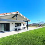Casa Moderna Con Jardin Y Barbacoa *