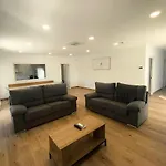 Casa Moderna Con Jardin Y Barbacoa *