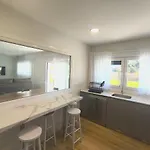Casa Moderna Con Jardin Y Barbacoa