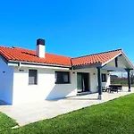 Casa Moderna Con Jardin Y Barbacoa *