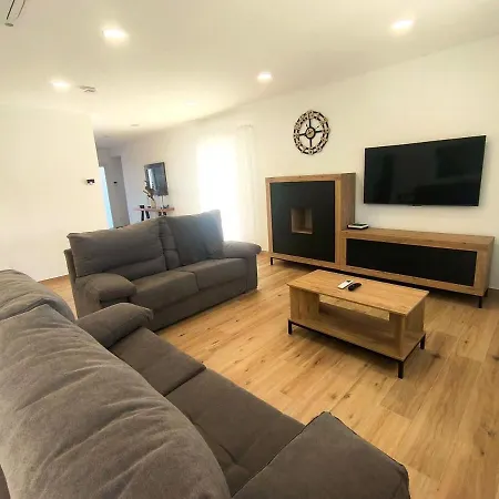 Casa Moderna Con Jardin Y Barbacoa *