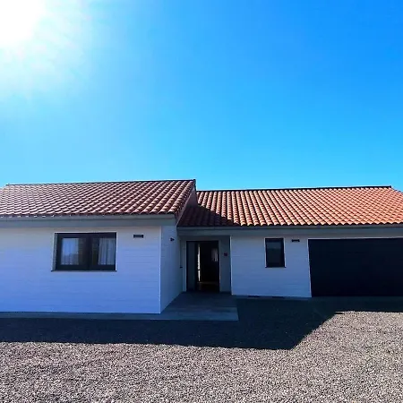 Casa Moderna Con Jardin Y Barbacoa Helguera