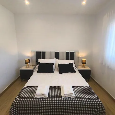 Casa Moderna Con Jardin Y Barbacoa