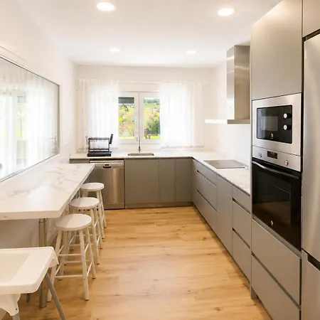 Casa Moderna Con Jardin Y Barbacoa