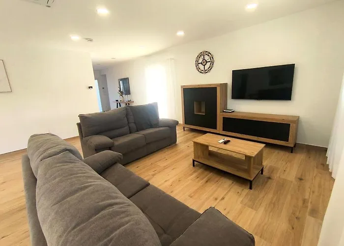 Casa Moderna Con Jardin Y Barbacoa *