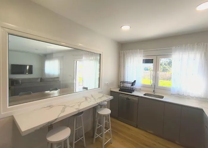 Casa Moderna Con Jardin Y Barbacoa