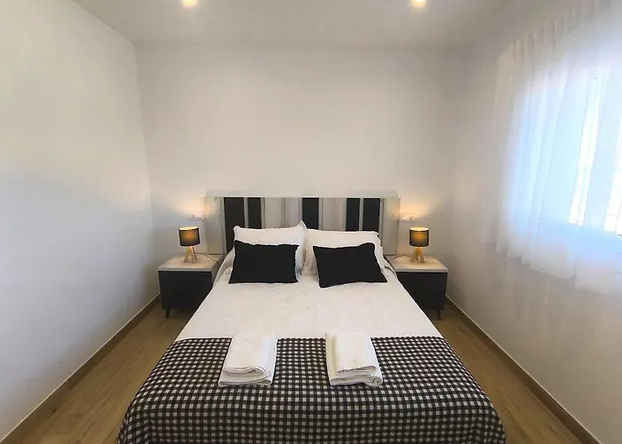 Casa Moderna Con Jardin Y Barbacoa